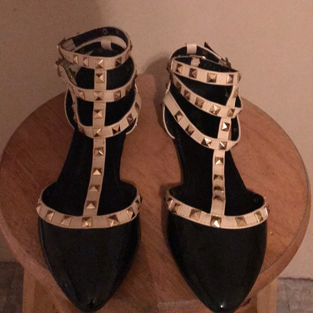 Black and beige strap flats